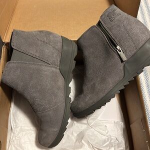 Sorel Evie Zip Booties